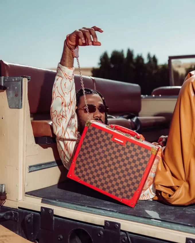 ALL OR NOTHING SHARKS IN PARIS ATTACHÉ HANDCUFF BRIEFCASE ALL OR NOTHING SHARKS IN PARIS ATTACHÉ HANDCUFF BRIEFCASE