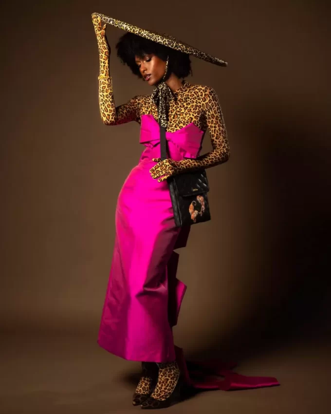 CATWALK CURRENCY MESSENGER SLING BAG CATWALK CURRENCY MESSENGER SLING BAG