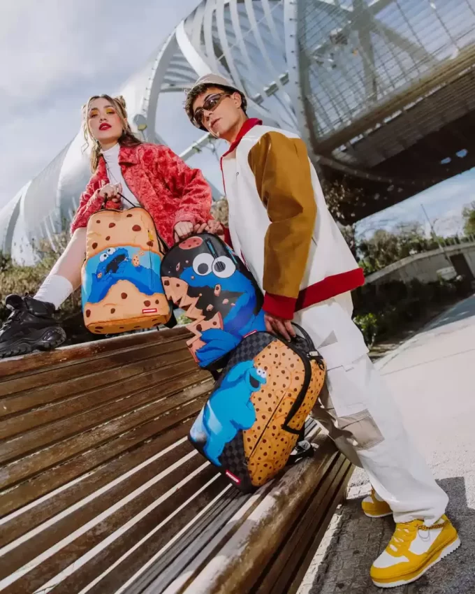 COOKIE MONSTER REVEAL BACKPACK (DLXV) COOKIE MONSTER REVEAL BACKPACK (DLXV)