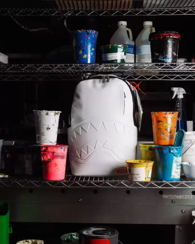 GRAFFITI ARTIST – DESIGN YOUR OWN BACKPACK – 9 STENCILS INCLUDED GRAFFITI ARTIST – DESIGN YOUR OWN BACKPACK – 9 STENCILS INCLUDED