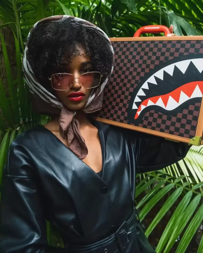 HENNY AIR TO THE THRONE ATTACHÉ BRIEFCASE HENNY AIR TO THE THRONE ATTACHÉ BRIEFCASE