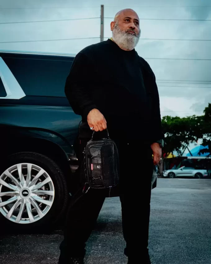 JAMES FIRST CLASS TYCOON TRAVELER CROSSBODY JAMES FIRST CLASS TYCOON TRAVELER CROSSBODY