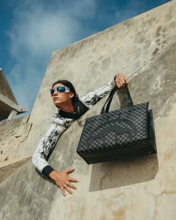 MIDNIGHT CHATEAU TORTUGA TOTE MIDNIGHT CHATEAU TORTUGA TOTE