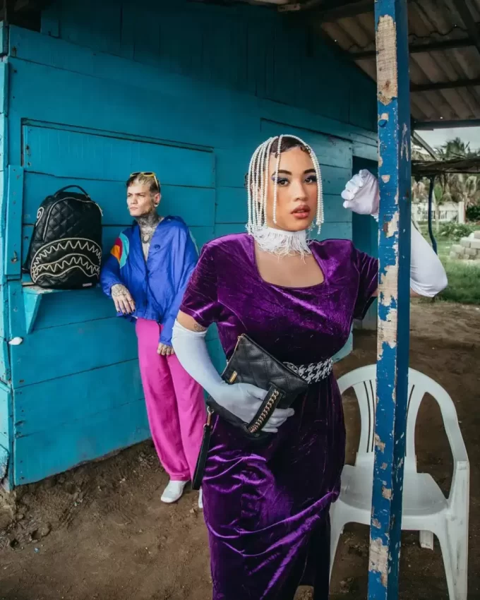 NOIR QUILT GOLD CHAIN SHARK CROSSOVER CLUTCH NOIR QUILT GOLD CHAIN SHARK CROSSOVER CLUTCH