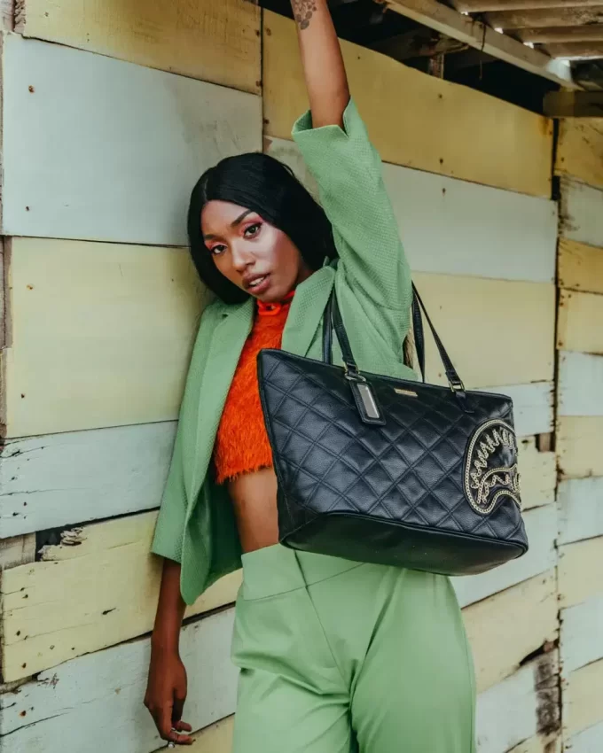 NOIR QUILT GOLD CHAIN SHARK TOTE NOIR QUILT GOLD CHAIN SHARK TOTE