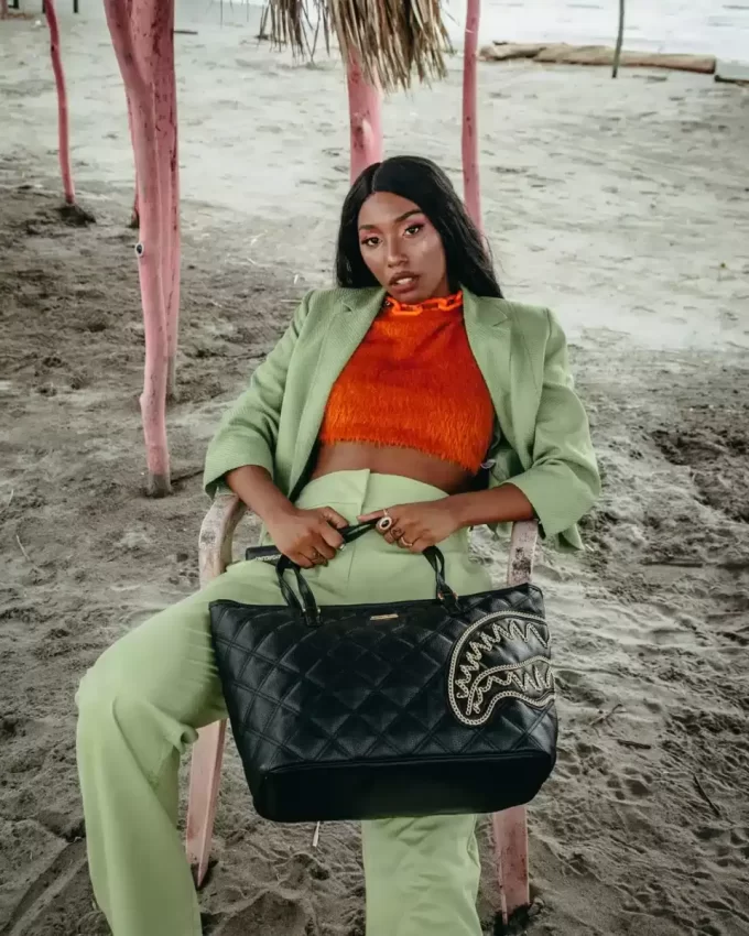 NOIR QUILT GOLD CHAIN SHARK TOTE NOIR QUILT GOLD CHAIN SHARK TOTE