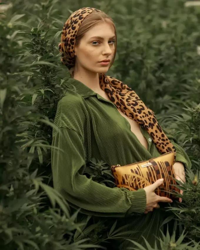 PARIS PAINT CROSSOVER CLUTCH PARIS PAINT CROSSOVER CLUTCH