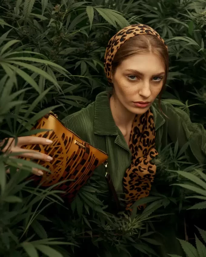 PARIS PAINT CROSSOVER CLUTCH PARIS PAINT CROSSOVER CLUTCH