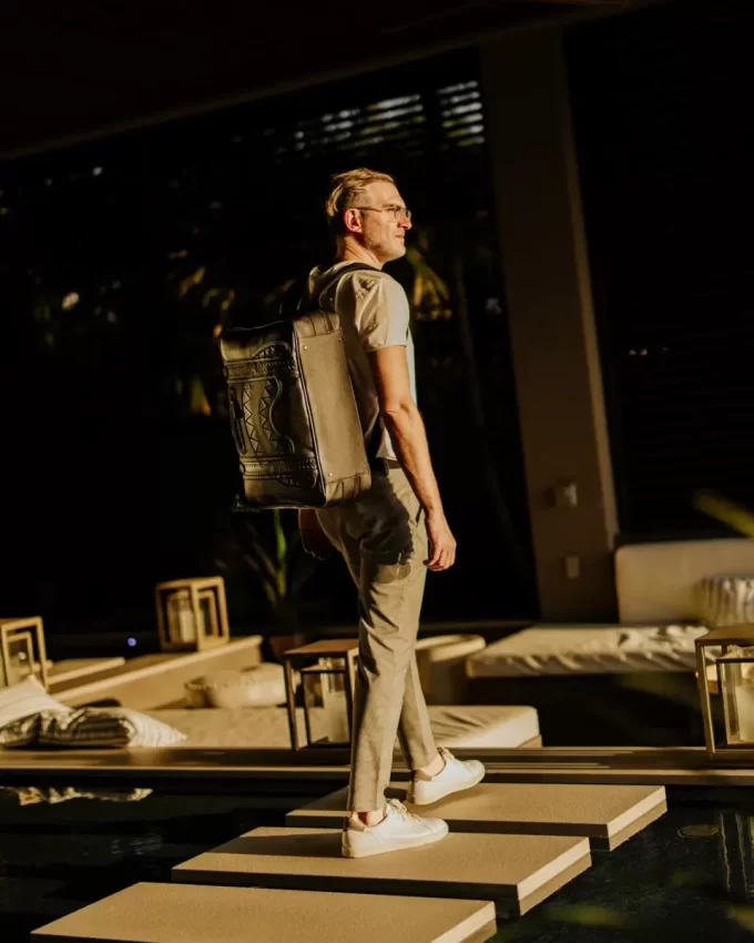 REALITY CHECK VINTAGE HANDHELD CARRY-ON CONVERTS TO BACKPACK REALITY CHECK VINTAGE HANDHELD CARRY-ON CONVERTS TO BACKPACK