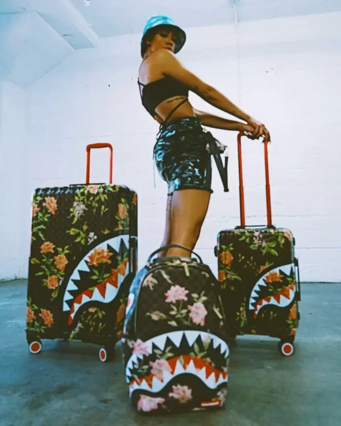 SHARKFLOWER 29.5” FULL-SIZE SHARKNAUTICS LUGGAGE SHARKFLOWER 29.5” FULL-SIZE SHARKNAUTICS LUGGAGE