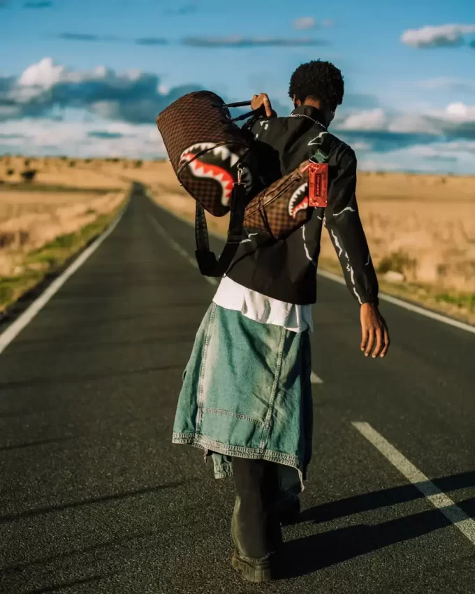 SHARKS IN PARIS BLUR EFFECT SAVVY CROSSBODY SHARKS IN PARIS BLUR EFFECT SAVVY CROSSBODY