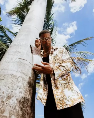 SPRAYSHARKS WORLDWIDE CROSSOVER CLUTCH W/ SHOULDER STRAP