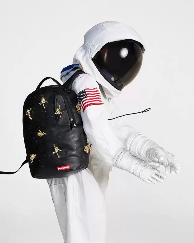 THE LOST IN SPACE BACKPACK (10 3D GOLD METAL ASTRONAUTS) THE LOST IN SPACE BACKPACK (10 3D GOLD METAL ASTRONAUTS)